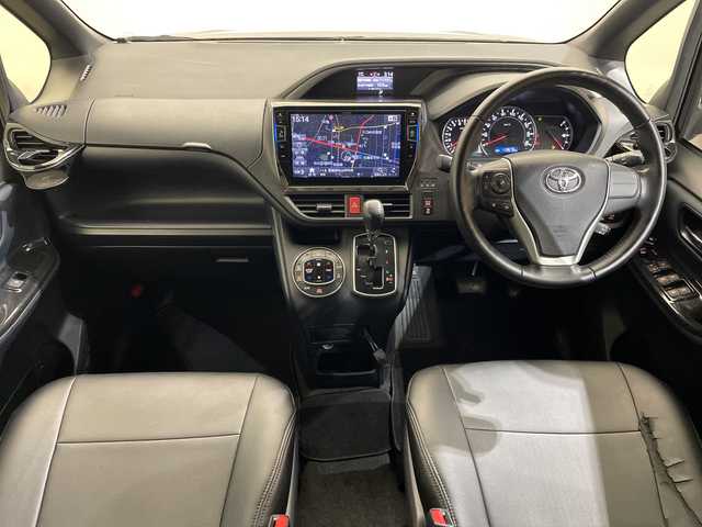 トヨタ ヴォクシー ZS 煌 愛媛県 2015(平27)年 11.4万km ブラック ALPINE10型ナビ/フルセグ　Bluetooth DVD再生可/ALPINE後席フリップダウンモニター/クルーズコントロール//ワンタッチスイッチ付パワースライドドア（両側）/LEDフロントフォグランプ/LEDクリアランスランプ（メッキエクステンション）/LEDルームランプ（フロントパーソナル・センター・リヤ）/フードモール（中央：メッキ、上:ブラック、下：メッキ）/レザー調シートカバー/Toyota Safety Sense C/（・プリクラッシュセーフティシステム/ （レーザーレーダー＋単眼カメラ方式）/・レーンディパーチャーアラート/・オートマチックハイビーム）/専用エアロパーツ（フロント大型バンパー［メッキ加飾付］/＋フロントフェンダー＋リヤ大型バンパー＋リヤスポイラー＋大型サイドマッドガード