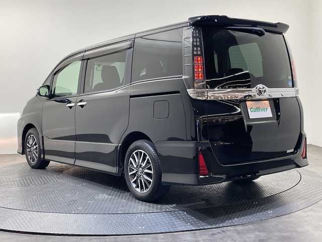 トヨタ ヴォクシー ZS 煌 愛媛県 2015(平27)年 11.4万km ブラック ALPINE10型ナビ/フルセグ　Bluetooth DVD再生可/ALPINE後席フリップダウンモニター/クルーズコントロール//ワンタッチスイッチ付パワースライドドア（両側）/LEDフロントフォグランプ/LEDクリアランスランプ（メッキエクステンション）/LEDルームランプ（フロントパーソナル・センター・リヤ）/フードモール（中央：メッキ、上:ブラック、下：メッキ）/レザー調シートカバー/Toyota Safety Sense C/（・プリクラッシュセーフティシステム/ （レーザーレーダー＋単眼カメラ方式）/・レーンディパーチャーアラート/・オートマチックハイビーム）/専用エアロパーツ（フロント大型バンパー［メッキ加飾付］/＋フロントフェンダー＋リヤ大型バンパー＋リヤスポイラー＋大型サイドマッドガード