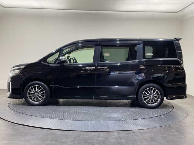 トヨタ ヴォクシー ZS 煌 愛媛県 2015(平27)年 11.4万km ブラック ALPINE10型ナビ/フルセグ　Bluetooth DVD再生可/ALPINE後席フリップダウンモニター/クルーズコントロール//ワンタッチスイッチ付パワースライドドア（両側）/LEDフロントフォグランプ/LEDクリアランスランプ（メッキエクステンション）/LEDルームランプ（フロントパーソナル・センター・リヤ）/フードモール（中央：メッキ、上:ブラック、下：メッキ）/レザー調シートカバー/Toyota Safety Sense C/（・プリクラッシュセーフティシステム/ （レーザーレーダー＋単眼カメラ方式）/・レーンディパーチャーアラート/・オートマチックハイビーム）/専用エアロパーツ（フロント大型バンパー［メッキ加飾付］/＋フロントフェンダー＋リヤ大型バンパー＋リヤスポイラー＋大型サイドマッドガード