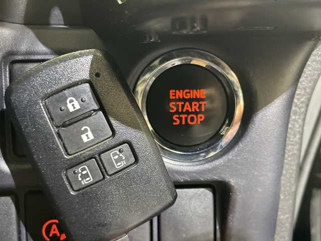 トヨタ ヴォクシー ZS 煌 愛媛県 2015(平27)年 11.4万km ブラック ALPINE10型ナビ/フルセグ　Bluetooth DVD再生可/ALPINE後席フリップダウンモニター/クルーズコントロール//ワンタッチスイッチ付パワースライドドア（両側）/LEDフロントフォグランプ/LEDクリアランスランプ（メッキエクステンション）/LEDルームランプ（フロントパーソナル・センター・リヤ）/フードモール（中央：メッキ、上:ブラック、下：メッキ）/レザー調シートカバー/Toyota Safety Sense C/（・プリクラッシュセーフティシステム/ （レーザーレーダー＋単眼カメラ方式）/・レーンディパーチャーアラート/・オートマチックハイビーム）/専用エアロパーツ（フロント大型バンパー［メッキ加飾付］/＋フロントフェンダー＋リヤ大型バンパー＋リヤスポイラー＋大型サイドマッドガード