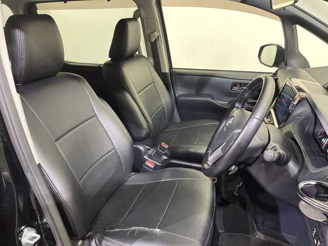 トヨタ ヴォクシー ZS 煌 愛媛県 2015(平27)年 11.4万km ブラック ALPINE10型ナビ/フルセグ　Bluetooth DVD再生可/ALPINE後席フリップダウンモニター/クルーズコントロール//ワンタッチスイッチ付パワースライドドア（両側）/LEDフロントフォグランプ/LEDクリアランスランプ（メッキエクステンション）/LEDルームランプ（フロントパーソナル・センター・リヤ）/フードモール（中央：メッキ、上:ブラック、下：メッキ）/レザー調シートカバー/Toyota Safety Sense C/（・プリクラッシュセーフティシステム/ （レーザーレーダー＋単眼カメラ方式）/・レーンディパーチャーアラート/・オートマチックハイビーム）/専用エアロパーツ（フロント大型バンパー［メッキ加飾付］/＋フロントフェンダー＋リヤ大型バンパー＋リヤスポイラー＋大型サイドマッドガード