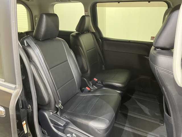 トヨタ ヴォクシー ZS 煌 愛媛県 2015(平27)年 11.4万km ブラック ALPINE10型ナビ/フルセグ　Bluetooth DVD再生可/ALPINE後席フリップダウンモニター/クルーズコントロール//ワンタッチスイッチ付パワースライドドア（両側）/LEDフロントフォグランプ/LEDクリアランスランプ（メッキエクステンション）/LEDルームランプ（フロントパーソナル・センター・リヤ）/フードモール（中央：メッキ、上:ブラック、下：メッキ）/レザー調シートカバー/Toyota Safety Sense C/（・プリクラッシュセーフティシステム/ （レーザーレーダー＋単眼カメラ方式）/・レーンディパーチャーアラート/・オートマチックハイビーム）/専用エアロパーツ（フロント大型バンパー［メッキ加飾付］/＋フロントフェンダー＋リヤ大型バンパー＋リヤスポイラー＋大型サイドマッドガード