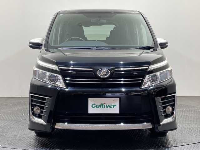トヨタ ヴォクシー ZS 煌 愛媛県 2015(平27)年 11.4万km ブラック ALPINE10型ナビ/フルセグ　Bluetooth DVD再生可/ALPINE後席フリップダウンモニター/クルーズコントロール//ワンタッチスイッチ付パワースライドドア（両側）/LEDフロントフォグランプ/LEDクリアランスランプ（メッキエクステンション）/LEDルームランプ（フロントパーソナル・センター・リヤ）/フードモール（中央：メッキ、上:ブラック、下：メッキ）/レザー調シートカバー/Toyota Safety Sense C/（・プリクラッシュセーフティシステム/ （レーザーレーダー＋単眼カメラ方式）/・レーンディパーチャーアラート/・オートマチックハイビーム）/専用エアロパーツ（フロント大型バンパー［メッキ加飾付］/＋フロントフェンダー＋リヤ大型バンパー＋リヤスポイラー＋大型サイドマッドガード