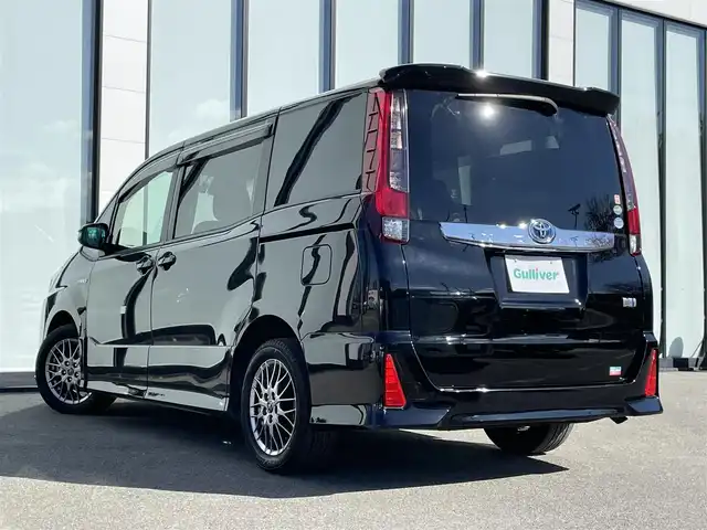 トヨタ ノア ハイブリッド Si 大阪府 2017(平29)年 2.9万km ブラック トヨタセーフティセンス/・プリクラッシュセーフティー/・レーンディパーチャーアラート/・オートマチックハイビーム/・クリアランスソナー/純正10インチナビ/・Bluetooth/フルセグTV/CD/DVD/USB/ラジオ/主要装備/・バックカメラ/・トラクションコントロール/・両側パワースライドドア/・フリップダウンモニター/・ウォークスルー/・LEDヘッドライト/・フォグランプ/・純正フロアマット/・純正AW/・ドライブレコーダー/・ETC２．０