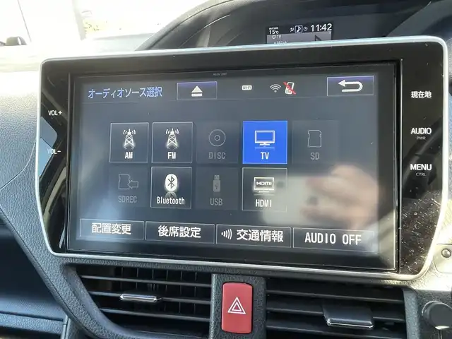 トヨタ ノア ハイブリッド Si 大阪府 2017(平29)年 2.9万km ブラック トヨタセーフティセンス/・プリクラッシュセーフティー/・レーンディパーチャーアラート/・オートマチックハイビーム/・クリアランスソナー/純正10インチナビ/・Bluetooth/フルセグTV/CD/DVD/USB/ラジオ/主要装備/・バックカメラ/・トラクションコントロール/・両側パワースライドドア/・フリップダウンモニター/・ウォークスルー/・LEDヘッドライト/・フォグランプ/・純正フロアマット/・純正AW/・ドライブレコーダー/・ETC２．０