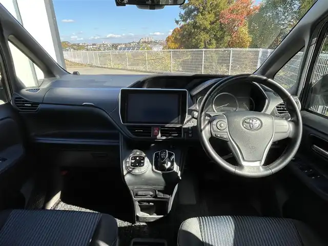 トヨタ ノア ハイブリッド Si 大阪府 2017(平29)年 2.9万km ブラック トヨタセーフティセンス/・プリクラッシュセーフティー/・レーンディパーチャーアラート/・オートマチックハイビーム/・クリアランスソナー/純正10インチナビ/・Bluetooth/フルセグTV/CD/DVD/USB/ラジオ/主要装備/・バックカメラ/・トラクションコントロール/・両側パワースライドドア/・フリップダウンモニター/・ウォークスルー/・LEDヘッドライト/・フォグランプ/・純正フロアマット/・純正AW/・ドライブレコーダー/・ETC２．０