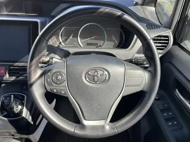 トヨタ ノア ハイブリッド Si 大阪府 2017(平29)年 2.9万km ブラック トヨタセーフティセンス/・プリクラッシュセーフティー/・レーンディパーチャーアラート/・オートマチックハイビーム/・クリアランスソナー/純正10インチナビ/・Bluetooth/フルセグTV/CD/DVD/USB/ラジオ/主要装備/・バックカメラ/・トラクションコントロール/・両側パワースライドドア/・フリップダウンモニター/・ウォークスルー/・LEDヘッドライト/・フォグランプ/・純正フロアマット/・純正AW/・ドライブレコーダー/・ETC２．０