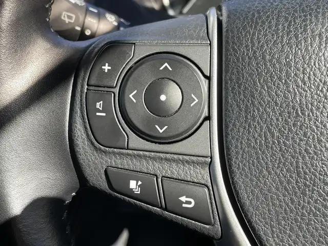 トヨタ ノア ハイブリッド Si 大阪府 2017(平29)年 2.9万km ブラック トヨタセーフティセンス/・プリクラッシュセーフティー/・レーンディパーチャーアラート/・オートマチックハイビーム/・クリアランスソナー/純正10インチナビ/・Bluetooth/フルセグTV/CD/DVD/USB/ラジオ/主要装備/・バックカメラ/・トラクションコントロール/・両側パワースライドドア/・フリップダウンモニター/・ウォークスルー/・LEDヘッドライト/・フォグランプ/・純正フロアマット/・純正AW/・ドライブレコーダー/・ETC２．０