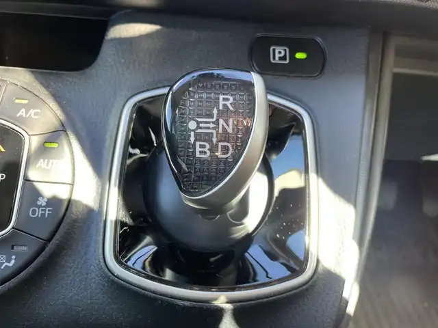 トヨタ ノア ハイブリッド Si 大阪府 2017(平29)年 2.9万km ブラック トヨタセーフティセンス/・プリクラッシュセーフティー/・レーンディパーチャーアラート/・オートマチックハイビーム/・クリアランスソナー/純正10インチナビ/・Bluetooth/フルセグTV/CD/DVD/USB/ラジオ/主要装備/・バックカメラ/・トラクションコントロール/・両側パワースライドドア/・フリップダウンモニター/・ウォークスルー/・LEDヘッドライト/・フォグランプ/・純正フロアマット/・純正AW/・ドライブレコーダー/・ETC２．０