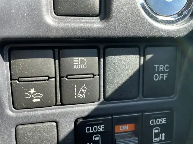 トヨタ ノア ハイブリッド Si 大阪府 2017(平29)年 2.9万km ブラック トヨタセーフティセンス/・プリクラッシュセーフティー/・レーンディパーチャーアラート/・オートマチックハイビーム/・クリアランスソナー/純正10インチナビ/・Bluetooth/フルセグTV/CD/DVD/USB/ラジオ/主要装備/・バックカメラ/・トラクションコントロール/・両側パワースライドドア/・フリップダウンモニター/・ウォークスルー/・LEDヘッドライト/・フォグランプ/・純正フロアマット/・純正AW/・ドライブレコーダー/・ETC２．０