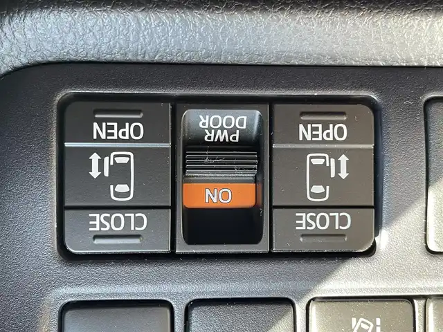 トヨタ ノア ハイブリッド Si 大阪府 2017(平29)年 2.9万km ブラック トヨタセーフティセンス/・プリクラッシュセーフティー/・レーンディパーチャーアラート/・オートマチックハイビーム/・クリアランスソナー/純正10インチナビ/・Bluetooth/フルセグTV/CD/DVD/USB/ラジオ/主要装備/・バックカメラ/・トラクションコントロール/・両側パワースライドドア/・フリップダウンモニター/・ウォークスルー/・LEDヘッドライト/・フォグランプ/・純正フロアマット/・純正AW/・ドライブレコーダー/・ETC２．０