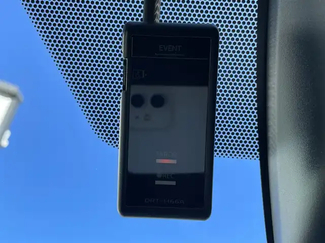 トヨタ ノア ハイブリッド Si 大阪府 2017(平29)年 2.9万km ブラック トヨタセーフティセンス/・プリクラッシュセーフティー/・レーンディパーチャーアラート/・オートマチックハイビーム/・クリアランスソナー/純正10インチナビ/・Bluetooth/フルセグTV/CD/DVD/USB/ラジオ/主要装備/・バックカメラ/・トラクションコントロール/・両側パワースライドドア/・フリップダウンモニター/・ウォークスルー/・LEDヘッドライト/・フォグランプ/・純正フロアマット/・純正AW/・ドライブレコーダー/・ETC２．０