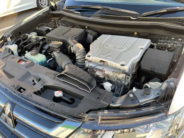 三菱 アウトランダー ＰＨＥＶ G プレミアムパッケージ 神奈川県 2017(平29)年 5.3万km チタニウムグレーメタリック 純正ナビ　/４ＷＤ　/スペアキー１本　/全方位カメラ　/電動リアゲート　/パドルシフト/ステアリングヒーター　/ヒートシーター　　　/パワーシート/レザーシート　/ドラレコ　/ＥＴＣ/コーナーセンサー　/純正AW　/純正フロアマット　/ABS/レーンキープアシスト/オートライト/オートマチックハイビーム/LEDヘッド/LEDフォグ