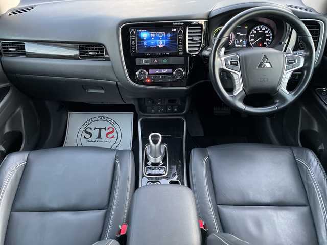 三菱 アウトランダー ＰＨＥＶ G プレミアムパッケージ 神奈川県 2017(平29)年 5.3万km チタニウムグレーメタリック 純正ナビ　/４ＷＤ　/スペアキー１本　/全方位カメラ　/電動リアゲート　/パドルシフト/ステアリングヒーター　/ヒートシーター　　　/パワーシート/レザーシート　/ドラレコ　/ＥＴＣ/コーナーセンサー　/純正AW　/純正フロアマット　/ABS/レーンキープアシスト/オートライト/オートマチックハイビーム/LEDヘッド/LEDフォグ