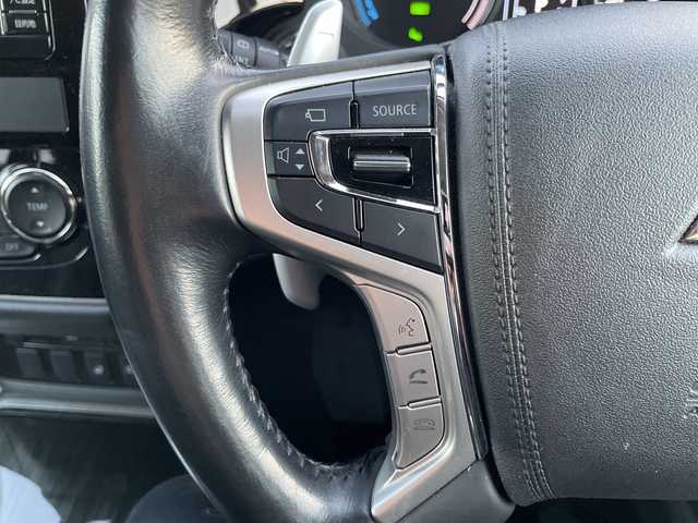 三菱 アウトランダー ＰＨＥＶ G プレミアムパッケージ 神奈川県 2017(平29)年 5.3万km チタニウムグレーメタリック 純正ナビ　/４ＷＤ　/スペアキー１本　/全方位カメラ　/電動リアゲート　/パドルシフト/ステアリングヒーター　/ヒートシーター　　　/パワーシート/レザーシート　/ドラレコ　/ＥＴＣ/コーナーセンサー　/純正AW　/純正フロアマット　/ABS/レーンキープアシスト/オートライト/オートマチックハイビーム/LEDヘッド/LEDフォグ