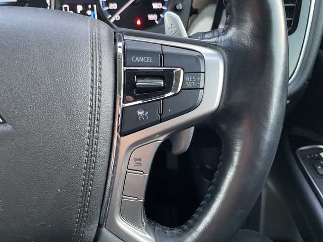 三菱 アウトランダー ＰＨＥＶ G プレミアムパッケージ 神奈川県 2017(平29)年 5.3万km チタニウムグレーメタリック 純正ナビ　/４ＷＤ　/スペアキー１本　/全方位カメラ　/電動リアゲート　/パドルシフト/ステアリングヒーター　/ヒートシーター　　　/パワーシート/レザーシート　/ドラレコ　/ＥＴＣ/コーナーセンサー　/純正AW　/純正フロアマット　/ABS/レーンキープアシスト/オートライト/オートマチックハイビーム/LEDヘッド/LEDフォグ