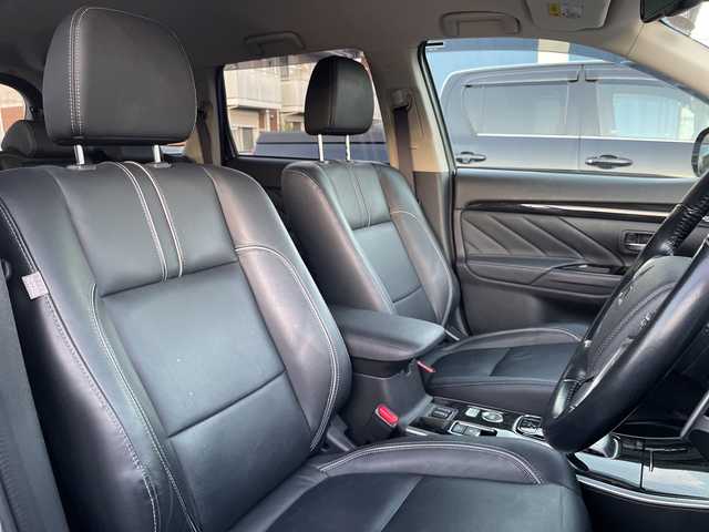 三菱 アウトランダー ＰＨＥＶ G プレミアムパッケージ 神奈川県 2017(平29)年 5.3万km チタニウムグレーメタリック 純正ナビ　/４ＷＤ　/スペアキー１本　/全方位カメラ　/電動リアゲート　/パドルシフト/ステアリングヒーター　/ヒートシーター　　　/パワーシート/レザーシート　/ドラレコ　/ＥＴＣ/コーナーセンサー　/純正AW　/純正フロアマット　/ABS/レーンキープアシスト/オートライト/オートマチックハイビーム/LEDヘッド/LEDフォグ