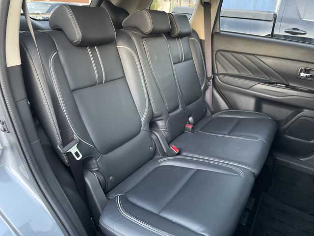 三菱 アウトランダー ＰＨＥＶ G プレミアムパッケージ 神奈川県 2017(平29)年 5.3万km チタニウムグレーメタリック 純正ナビ　/４ＷＤ　/スペアキー１本　/全方位カメラ　/電動リアゲート　/パドルシフト/ステアリングヒーター　/ヒートシーター　　　/パワーシート/レザーシート　/ドラレコ　/ＥＴＣ/コーナーセンサー　/純正AW　/純正フロアマット　/ABS/レーンキープアシスト/オートライト/オートマチックハイビーム/LEDヘッド/LEDフォグ