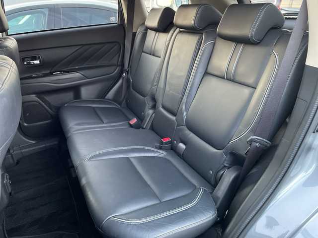 三菱 アウトランダー ＰＨＥＶ G プレミアムパッケージ 神奈川県 2017(平29)年 5.3万km チタニウムグレーメタリック 純正ナビ　/４ＷＤ　/スペアキー１本　/全方位カメラ　/電動リアゲート　/パドルシフト/ステアリングヒーター　/ヒートシーター　　　/パワーシート/レザーシート　/ドラレコ　/ＥＴＣ/コーナーセンサー　/純正AW　/純正フロアマット　/ABS/レーンキープアシスト/オートライト/オートマチックハイビーム/LEDヘッド/LEDフォグ