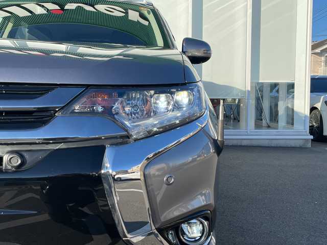 三菱 アウトランダー ＰＨＥＶ G プレミアムパッケージ 神奈川県 2017(平29)年 5.3万km チタニウムグレーメタリック 純正ナビ　/４ＷＤ　/スペアキー１本　/全方位カメラ　/電動リアゲート　/パドルシフト/ステアリングヒーター　/ヒートシーター　　　/パワーシート/レザーシート　/ドラレコ　/ＥＴＣ/コーナーセンサー　/純正AW　/純正フロアマット　/ABS/レーンキープアシスト/オートライト/オートマチックハイビーム/LEDヘッド/LEDフォグ