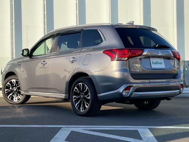 三菱 アウトランダー ＰＨＥＶ G プレミアムパッケージ 神奈川県 2017(平29)年 5.3万km チタニウムグレーメタリック 純正ナビ　/４ＷＤ　/スペアキー１本　/全方位カメラ　/電動リアゲート　/パドルシフト/ステアリングヒーター　/ヒートシーター　　　/パワーシート/レザーシート　/ドラレコ　/ＥＴＣ/コーナーセンサー　/純正AW　/純正フロアマット　/ABS/レーンキープアシスト/オートライト/オートマチックハイビーム/LEDヘッド/LEDフォグ