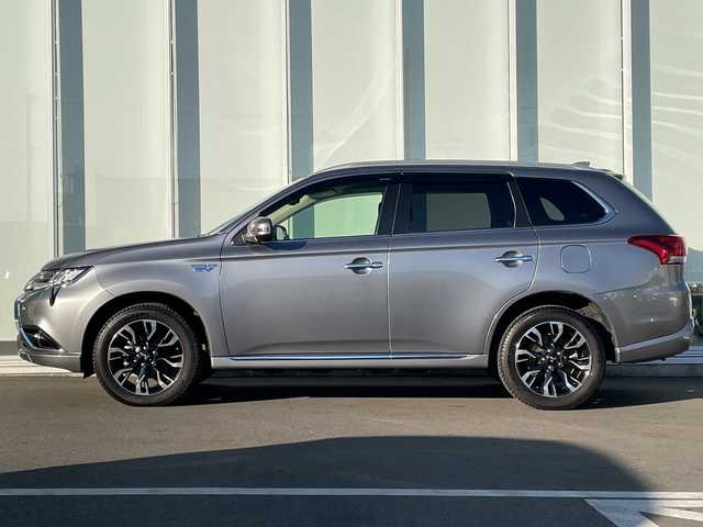 三菱 アウトランダー ＰＨＥＶ G プレミアムパッケージ 神奈川県 2017(平29)年 5.3万km チタニウムグレーメタリック 純正ナビ　/４ＷＤ　/スペアキー１本　/全方位カメラ　/電動リアゲート　/パドルシフト/ステアリングヒーター　/ヒートシーター　　　/パワーシート/レザーシート　/ドラレコ　/ＥＴＣ/コーナーセンサー　/純正AW　/純正フロアマット　/ABS/レーンキープアシスト/オートライト/オートマチックハイビーム/LEDヘッド/LEDフォグ