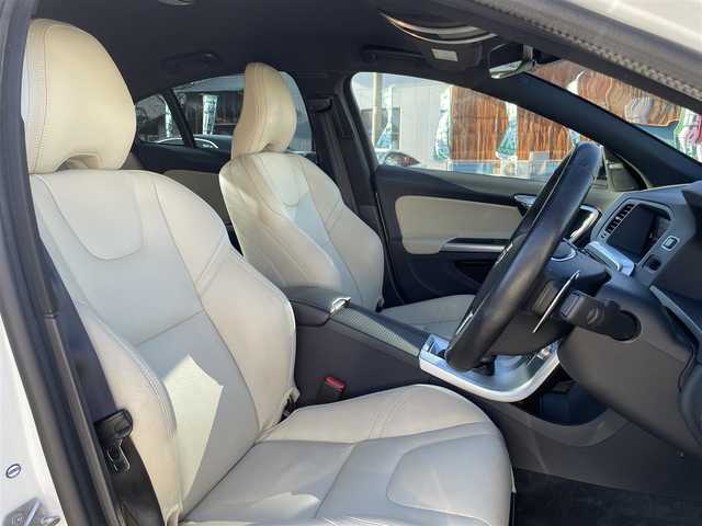 ボルボ ｓ６０ ｄ４ ダイナミックエディション 白革シート Blis Acc Lka 純正ナビ Etc 17年式 平成29年式 クリスタルホワイトp Id 中古車検索のガリバー