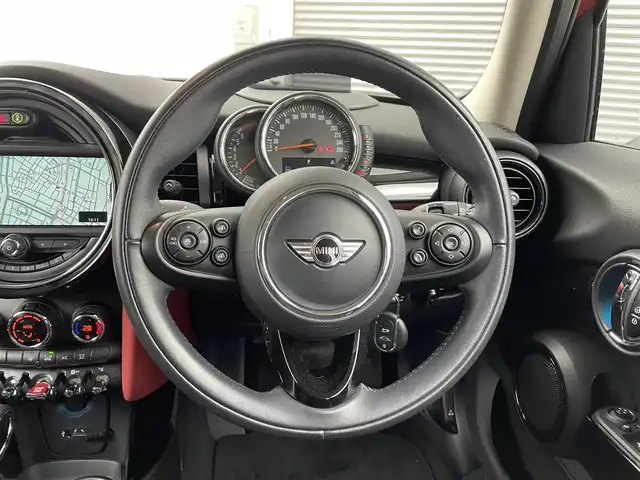 ＭＩＮＩ ＢＭＷ ミニ クーパー 福井県 2016(平28)年 2.8万km 赤Ⅱ 純正ナビ/　Bluetooth/CD/AUX/バックカメラ/コーナーセンサー/プッシュスタート/スマートキー/ACC/LEDライト/純正ETCミラー/純正フロアマット/MTモード/ステアリングスイッチ/アイドリングストップ/ヘッドアップディスプレイ/オプション17インチAW