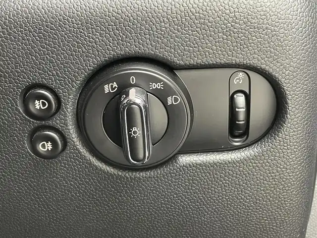 ＭＩＮＩ ＢＭＷ ミニ クーパー 福井県 2016(平28)年 2.8万km 赤Ⅱ 純正ナビ/　Bluetooth/CD/AUX/バックカメラ/コーナーセンサー/プッシュスタート/スマートキー/ACC/LEDライト/純正ETCミラー/純正フロアマット/MTモード/ステアリングスイッチ/アイドリングストップ/ヘッドアップディスプレイ/オプション17インチAW