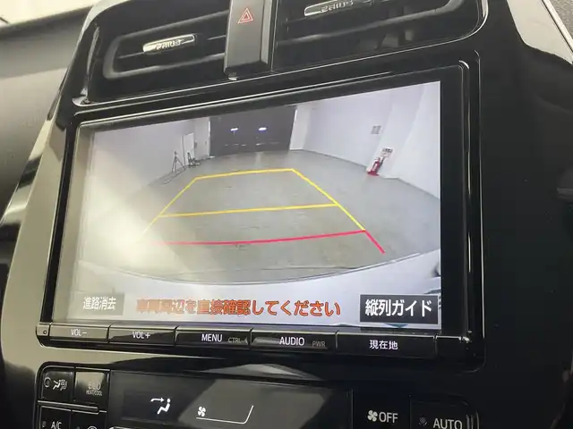 トヨタ プリウス Sセーフティプラス 宮城県 2018(平30)年 3.7万km ホワイトパールクリスタルシャイン 純正9インチメモリナビ（NSZT-Y66T）/CD/DVD/フルセグTV/Bluetooth/バックカメラ/エアロ/カーボン調ラッピング(ルーフ/バックドア受面)/Toyota Safety Sense P/アダプティブクルーズコントロール/プリクラッシュセーフティ/（ミリ波レーダー・単眼カメラ・昼歩行者検知機能付）/（対車両：自車車速域約10km/hから最高速度：最大約40km/h減速可）/（対歩行者：自車車速域約10km/hから80km/h間：最大約30km/h減速可）/オートマチックハイビーム /（作動車速：30km/以上時）/レーンディパーチャーアラート（LDA）/（作動車速：50km/h以上時）/プッシュスタート/スマートキー/ビルトインETC/革巻きステアリング/ステアリングスイッチ/LEDヘッドライト/オートライト/フォグランプ/18インチアルミホイール