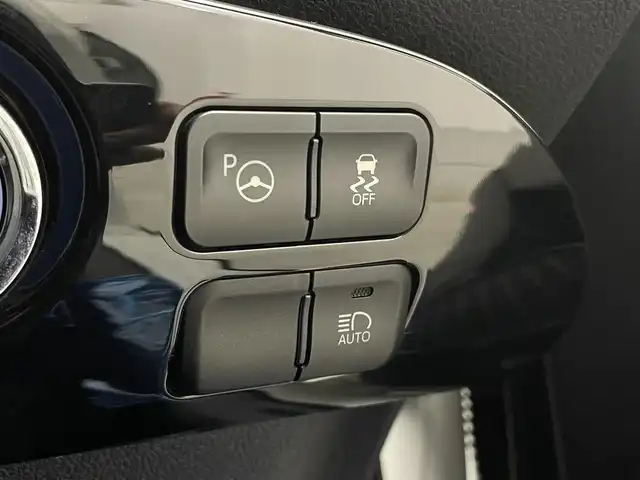 トヨタ プリウス Sセーフティプラス 宮城県 2018(平30)年 3.7万km ホワイトパールクリスタルシャイン 純正9インチメモリナビ（NSZT-Y66T）/CD/DVD/フルセグTV/Bluetooth/バックカメラ/エアロ/カーボン調ラッピング(ルーフ/バックドア受面)/Toyota Safety Sense P/アダプティブクルーズコントロール/プリクラッシュセーフティ/（ミリ波レーダー・単眼カメラ・昼歩行者検知機能付）/（対車両：自車車速域約10km/hから最高速度：最大約40km/h減速可）/（対歩行者：自車車速域約10km/hから80km/h間：最大約30km/h減速可）/オートマチックハイビーム /（作動車速：30km/以上時）/レーンディパーチャーアラート（LDA）/（作動車速：50km/h以上時）/プッシュスタート/スマートキー/ビルトインETC/革巻きステアリング/ステアリングスイッチ/LEDヘッドライト/オートライト/フォグランプ/18インチアルミホイール