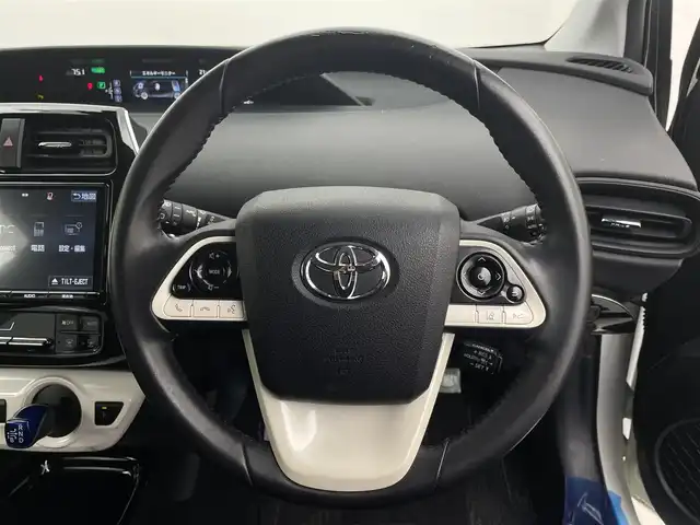 トヨタ プリウス Sセーフティプラス 宮城県 2018(平30)年 3.7万km ホワイトパールクリスタルシャイン 純正9インチメモリナビ（NSZT-Y66T）/CD/DVD/フルセグTV/Bluetooth/バックカメラ/エアロ/カーボン調ラッピング(ルーフ/バックドア受面)/Toyota Safety Sense P/アダプティブクルーズコントロール/プリクラッシュセーフティ/（ミリ波レーダー・単眼カメラ・昼歩行者検知機能付）/（対車両：自車車速域約10km/hから最高速度：最大約40km/h減速可）/（対歩行者：自車車速域約10km/hから80km/h間：最大約30km/h減速可）/オートマチックハイビーム /（作動車速：30km/以上時）/レーンディパーチャーアラート（LDA）/（作動車速：50km/h以上時）/プッシュスタート/スマートキー/ビルトインETC/革巻きステアリング/ステアリングスイッチ/LEDヘッドライト/オートライト/フォグランプ/18インチアルミホイール