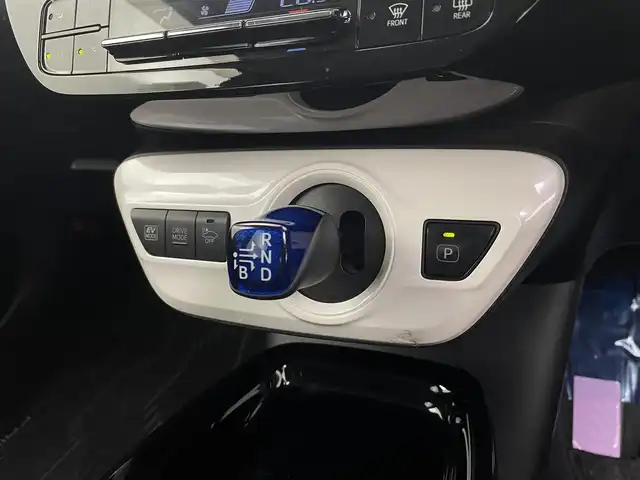 トヨタ プリウス Sセーフティプラス 宮城県 2018(平30)年 3.7万km ホワイトパールクリスタルシャイン 純正9インチメモリナビ（NSZT-Y66T）/CD/DVD/フルセグTV/Bluetooth/バックカメラ/エアロ/カーボン調ラッピング(ルーフ/バックドア受面)/Toyota Safety Sense P/アダプティブクルーズコントロール/プリクラッシュセーフティ/（ミリ波レーダー・単眼カメラ・昼歩行者検知機能付）/（対車両：自車車速域約10km/hから最高速度：最大約40km/h減速可）/（対歩行者：自車車速域約10km/hから80km/h間：最大約30km/h減速可）/オートマチックハイビーム /（作動車速：30km/以上時）/レーンディパーチャーアラート（LDA）/（作動車速：50km/h以上時）/プッシュスタート/スマートキー/ビルトインETC/革巻きステアリング/ステアリングスイッチ/LEDヘッドライト/オートライト/フォグランプ/18インチアルミホイール