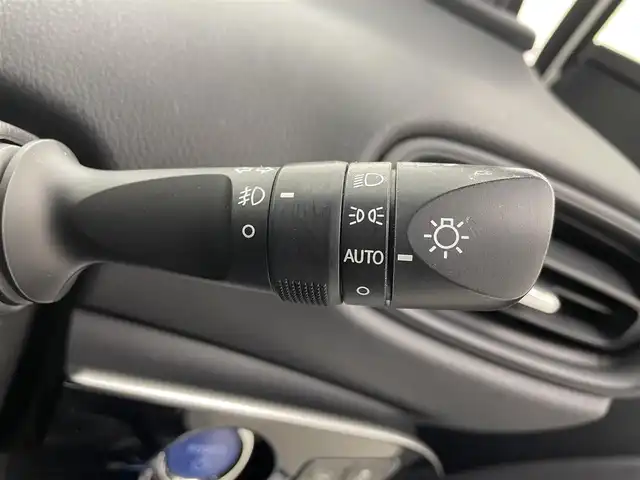 トヨタ プリウス Sセーフティプラス 宮城県 2018(平30)年 3.7万km ホワイトパールクリスタルシャイン 純正9インチメモリナビ（NSZT-Y66T）/CD/DVD/フルセグTV/Bluetooth/バックカメラ/エアロ/カーボン調ラッピング(ルーフ/バックドア受面)/Toyota Safety Sense P/アダプティブクルーズコントロール/プリクラッシュセーフティ/（ミリ波レーダー・単眼カメラ・昼歩行者検知機能付）/（対車両：自車車速域約10km/hから最高速度：最大約40km/h減速可）/（対歩行者：自車車速域約10km/hから80km/h間：最大約30km/h減速可）/オートマチックハイビーム /（作動車速：30km/以上時）/レーンディパーチャーアラート（LDA）/（作動車速：50km/h以上時）/プッシュスタート/スマートキー/ビルトインETC/革巻きステアリング/ステアリングスイッチ/LEDヘッドライト/オートライト/フォグランプ/18インチアルミホイール