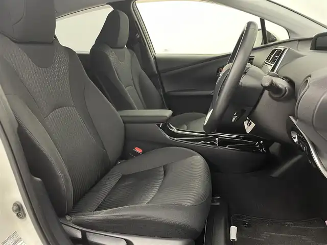 トヨタ プリウス Sセーフティプラス 宮城県 2018(平30)年 3.7万km ホワイトパールクリスタルシャイン 純正9インチメモリナビ（NSZT-Y66T）/CD/DVD/フルセグTV/Bluetooth/バックカメラ/エアロ/カーボン調ラッピング(ルーフ/バックドア受面)/Toyota Safety Sense P/アダプティブクルーズコントロール/プリクラッシュセーフティ/（ミリ波レーダー・単眼カメラ・昼歩行者検知機能付）/（対車両：自車車速域約10km/hから最高速度：最大約40km/h減速可）/（対歩行者：自車車速域約10km/hから80km/h間：最大約30km/h減速可）/オートマチックハイビーム /（作動車速：30km/以上時）/レーンディパーチャーアラート（LDA）/（作動車速：50km/h以上時）/プッシュスタート/スマートキー/ビルトインETC/革巻きステアリング/ステアリングスイッチ/LEDヘッドライト/オートライト/フォグランプ/18インチアルミホイール