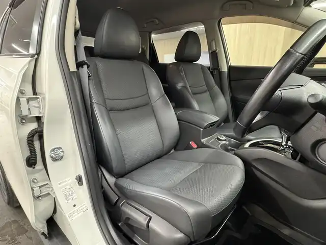 日産 エクストレイル 20X 大阪府 2017(平29)年 6.1万km ブリリアントホワイトパール ガソリン/4WD/フロアCVT/純正 7インチナビ MM317D-W/（iPod/SD/FM/AM/TV/WALKMAN/USB/Bluetooth/CD/DVD/MUSIC STOCKER/VTR/AUX）/インテリジェント アラウンドビューモニター（移動物検知機能付）/ドライブレコーダー 前方/ビルトイン ETC/安全/・エマージェンシーブレーキ/・LDW（車線逸脱警報）/・フロント&バックソナー/・ヒルディセントコントロール/装備/・合皮シート/・【OP】インテリジェントルームミラー（デジタルインナーミラー）/・【OP】LEDヘッドランプ&フロントハロゲンフォグランプ/・【OP】インテリジェントオートライトシステム/・【OP】ルーフレール/・リモコンオートバックドア/・ステアリングスイッチ/・左右独立オートエアコン/・純正18inAW/・取/ナビ取