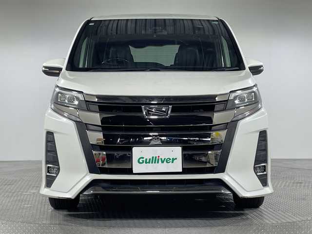 トヨタ ノア Si ダブルバイビー 神奈川県 2018(平30)年 5.5万km ホワイトパールクリスタルシャイン アルパインBIGX11/(フルセグ　CD　DVD　Bluetooth　USB　SD　HDMI　AM　FM)/プリクラッシュセーフティシステム/先行車発進お知らせ機能/レーンディパーチャーアラート/クルーズコントロール/ビルトインETC/両側パワースライドドア/ハーフレザーシート/LEDオートライト/フォグランプ/スマートキー/スペアキー1本/純正ドアバイザー