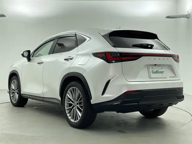 レクサス ＮＸ 350h バージョンL 福井県 2023(令5)年 3.6万km ソニッククォーツ 純正14型ナビ/・Bluetooth/USB/フルセグTV/レクサスセーフティシステム/・歩行者検知機能付衝突回避支援/・歩行者注意喚起/・プリクラッシュブレーキアシスト/・低速時加速抑制/・交差点右左折支援/・アクティブ操舵回避支援/・アクティブアシスト（フロントシートベルト）/・プリクラッシュシートバック/・サスペンションコントロール/・ステアリングコントロール/・レーンディパーチャーアラート/・オートマチックハイビーム/・レーダークルーズコントロール/ アドバンストパーク/パワーバックドア/パノラミックビュー/ステアリングヒーター/革巻きステアリング/オートライト /LEDヘッドライト・フォグ/純正２０インチアルミ/パノラミックビューモニター/ドライブレコーダー前後/前席＋後席シートヒーター/前席シートクーラー/前席パワーシート/黒本革シート/置くだけ充電/純正20インチAW