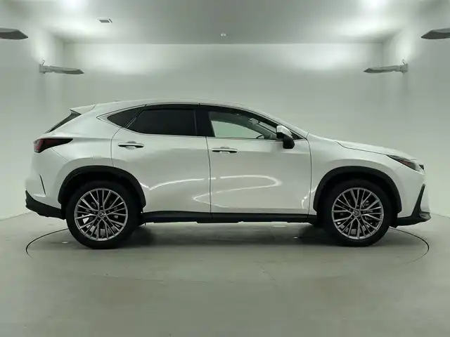 レクサス ＮＸ 350h バージョンL 福井県 2023(令5)年 3.6万km ソニッククォーツ 純正14型ナビ/・Bluetooth/USB/フルセグTV/レクサスセーフティシステム/・歩行者検知機能付衝突回避支援/・歩行者注意喚起/・プリクラッシュブレーキアシスト/・低速時加速抑制/・交差点右左折支援/・アクティブ操舵回避支援/・アクティブアシスト（フロントシートベルト）/・プリクラッシュシートバック/・サスペンションコントロール/・ステアリングコントロール/・レーンディパーチャーアラート/・オートマチックハイビーム/・レーダークルーズコントロール/ アドバンストパーク/パワーバックドア/パノラミックビュー/ステアリングヒーター/革巻きステアリング/オートライト /LEDヘッドライト・フォグ/純正２０インチアルミ/パノラミックビューモニター/ドライブレコーダー前後/前席＋後席シートヒーター/前席シートクーラー/前席パワーシート/黒本革シート/置くだけ充電/純正20インチAW