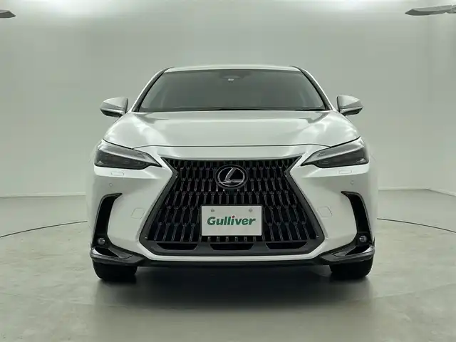 レクサス ＮＸ 350h バージョンL 福井県 2023(令5)年 3.6万km ソニッククォーツ 純正14型ナビ/・Bluetooth/USB/フルセグTV/レクサスセーフティシステム/・歩行者検知機能付衝突回避支援/・歩行者注意喚起/・プリクラッシュブレーキアシスト/・低速時加速抑制/・交差点右左折支援/・アクティブ操舵回避支援/・アクティブアシスト（フロントシートベルト）/・プリクラッシュシートバック/・サスペンションコントロール/・ステアリングコントロール/・レーンディパーチャーアラート/・オートマチックハイビーム/・レーダークルーズコントロール/ アドバンストパーク/パワーバックドア/パノラミックビュー/ステアリングヒーター/革巻きステアリング/オートライト /LEDヘッドライト・フォグ/純正２０インチアルミ/パノラミックビューモニター/ドライブレコーダー前後/前席＋後席シートヒーター/前席シートクーラー/前席パワーシート/黒本革シート/置くだけ充電/純正20インチAW