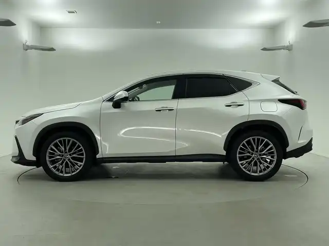 レクサス ＮＸ 350h バージョンL 福井県 2023(令5)年 3.6万km ソニッククォーツ 純正14型ナビ/・Bluetooth/USB/フルセグTV/レクサスセーフティシステム/・歩行者検知機能付衝突回避支援/・歩行者注意喚起/・プリクラッシュブレーキアシスト/・低速時加速抑制/・交差点右左折支援/・アクティブ操舵回避支援/・アクティブアシスト（フロントシートベルト）/・プリクラッシュシートバック/・サスペンションコントロール/・ステアリングコントロール/・レーンディパーチャーアラート/・オートマチックハイビーム/・レーダークルーズコントロール/ アドバンストパーク/パワーバックドア/パノラミックビュー/ステアリングヒーター/革巻きステアリング/オートライト /LEDヘッドライト・フォグ/純正２０インチアルミ/パノラミックビューモニター/ドライブレコーダー前後/前席＋後席シートヒーター/前席シートクーラー/前席パワーシート/黒本革シート/置くだけ充電/純正20インチAW