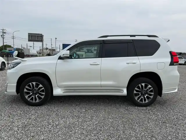 トヨタ ランドクルーザー プラド TX Lパッケージ 愛知県 2023(令5)年 5.1万km ホワイトパールクリスタルシャイン ワンオーナー/4WD/純正9型ナビ(BT/CD/DVD)/フルセグTV/バックカメラ/ビルトインETC/レーダークルーズコントロール/クリアランスソナー/セーフティセンス/・プリクラッシュセーフティ/・レーンディパーチャーアラート/・オートマチックハイビーム/・ロードサインアシスト/LEDヘッドランプ/木目調/革巻きコンビステアリング/ニュートラルベージュ革シート/前席パワーシート/快適温熱シート/3列目電動格納シート/純正19インチアルミホイール/スマートエントリー/スタートシステム/モデリスタエアロ/禁煙車