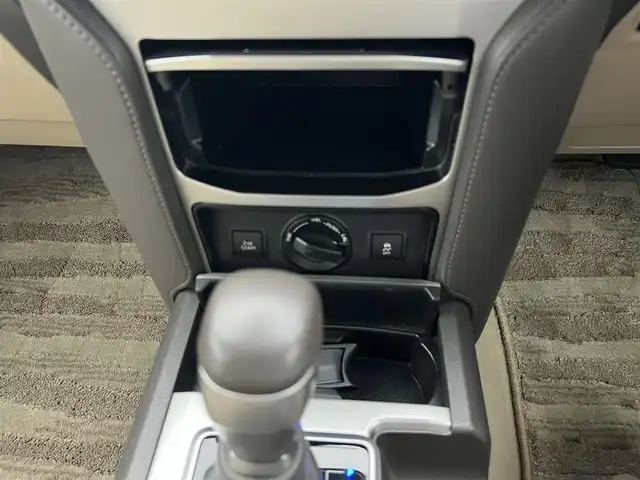 トヨタ ランドクルーザー プラド TX Lパッケージ 愛知県 2023(令5)年 5.1万km ホワイトパールクリスタルシャイン 4WD/純正9型ナビ(BT/CD/DVD)/フルセグTV/バックカメラ/ビルトインETC/レーダークルーズコントロール/クリアランスソナー/セーフティセンス/・プリクラッシュセーフティ/・レーンディパーチャーアラート/・オートマチックハイビーム/・ロードサインアシスト/LEDヘッドランプ/木目調/革巻きコンビステアリング/ニュートラルベージュ革シート/前席パワーシート/快適温熱シート/3列目電動格納シート/純正19インチアルミホイール/スマートエントリー/スタートシステム/モデリスタエアロ