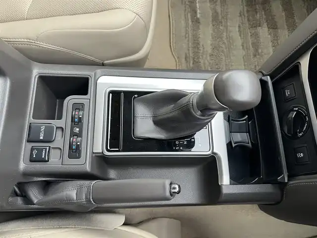 トヨタ ランドクルーザー プラド TX Lパッケージ 愛知県 2023(令5)年 5.1万km ホワイトパールクリスタルシャイン 4WD/純正9型ナビ(BT/CD/DVD)/フルセグTV/バックカメラ/ビルトインETC/レーダークルーズコントロール/クリアランスソナー/セーフティセンス/・プリクラッシュセーフティ/・レーンディパーチャーアラート/・オートマチックハイビーム/・ロードサインアシスト/LEDヘッドランプ/木目調/革巻きコンビステアリング/ニュートラルベージュ革シート/前席パワーシート/快適温熱シート/3列目電動格納シート/純正19インチアルミホイール/スマートエントリー/スタートシステム/モデリスタエアロ