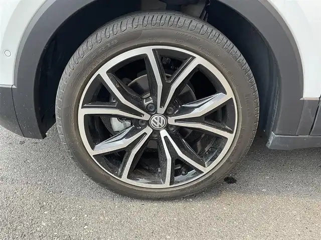 フォルクスワーゲン Ｔ－クロス TSI 1stプラス 高知県 2020(令2)年 1.2万km 白 純正ナビ　/ＣＤ／ＤＶＤデッキ　/バックカメラ　/ＥＴＣ２．０　/ＢＳＭ　/ＬＥＤヘッドライト　/１８インチアルミホイール　/アクティブクルーズコントロール　/オールインセーフティー　/左右独立エアコン　/ＵＳＢ入力端子