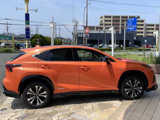 レクサス ＮＸ 300h Fスポーツ 静岡県 2020(令2)年 4.8万km オレンジ ワンオーナー車/【主要装備】/パノラマルーフ/TRDエアロ/TRDスポーツマフラー/BSM/パノラミックビューモニター/LEDヘッドライト/前後シーケンシャル/ステアリングスイッチ/クルーズコントロール/レーンキープアシスト/パワーバックドア/ハンドルヒーター/オートマチックハイビーム/シートヒーター/シートベンチレーション/パドルシフト/置くだけ充電/3眼LED