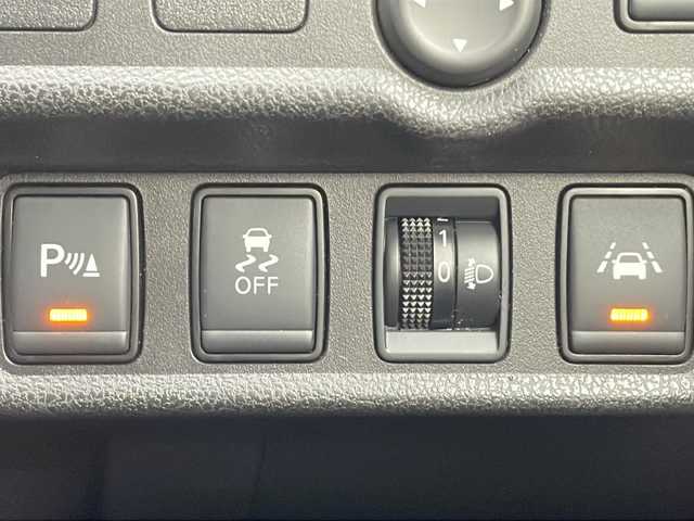 日産 ノート X FOUR 新潟県 2018(平30)年 8.4万km ブリリアントシルバー パートタイム４ＷＤ　エマージェンシーブレーキ　ナビ　Ｂｌｕｅｔｏｏｔｈ　ＤＶＤ再生　バックカメラ　純正１４ＡＷ　レーンキープアシスト　コーナーセンサー　オートライト　スマートキー　スペアキー