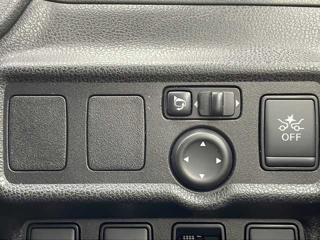 日産 ノート X FOUR 新潟県 2018(平30)年 8.4万km ブリリアントシルバー パートタイム４ＷＤ　エマージェンシーブレーキ　ナビ　Ｂｌｕｅｔｏｏｔｈ　ＤＶＤ再生　バックカメラ　純正１４ＡＷ　レーンキープアシスト　コーナーセンサー　オートライト　スマートキー　スペアキー