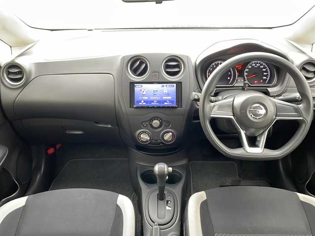 日産 ノート X FOUR 新潟県 2018(平30)年 8.4万km ブリリアントシルバー パートタイム４ＷＤ　エマージェンシーブレーキ　ナビ　Ｂｌｕｅｔｏｏｔｈ　ＤＶＤ再生　バックカメラ　純正１４ＡＷ　レーンキープアシスト　コーナーセンサー　オートライト　スマートキー　スペアキー