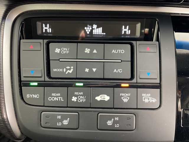 ホンダ ステップワゴン スパーダ クルスピセンシング 道央・札幌 2018(平30)年 3.8万km モダンスティールM ・４ＷＤ/ターボ/・寒冷地仕様/・10インチ純正ナビ/・BT&CD&DVD&SD&USB&フルセグTV/・AppleCarPlay&TVキャンセラー/・バックカメラ/・両側パワースライドドア/・純正フリップダウンモニター/・ホンダセンシング/・アダプティブクルーズコントロール/・衝突被害軽減ブレーキ/・パドルシフト/・ハーフレザーシート/・前席シートヒーター/・純正ドライブレコーダー/・ビルトインETC/・ＬＥＤヘッドライト/・オートライト/・フロントワイパーデアイサー/・ドアミラーヒーター/・保証書/・取扱説明書